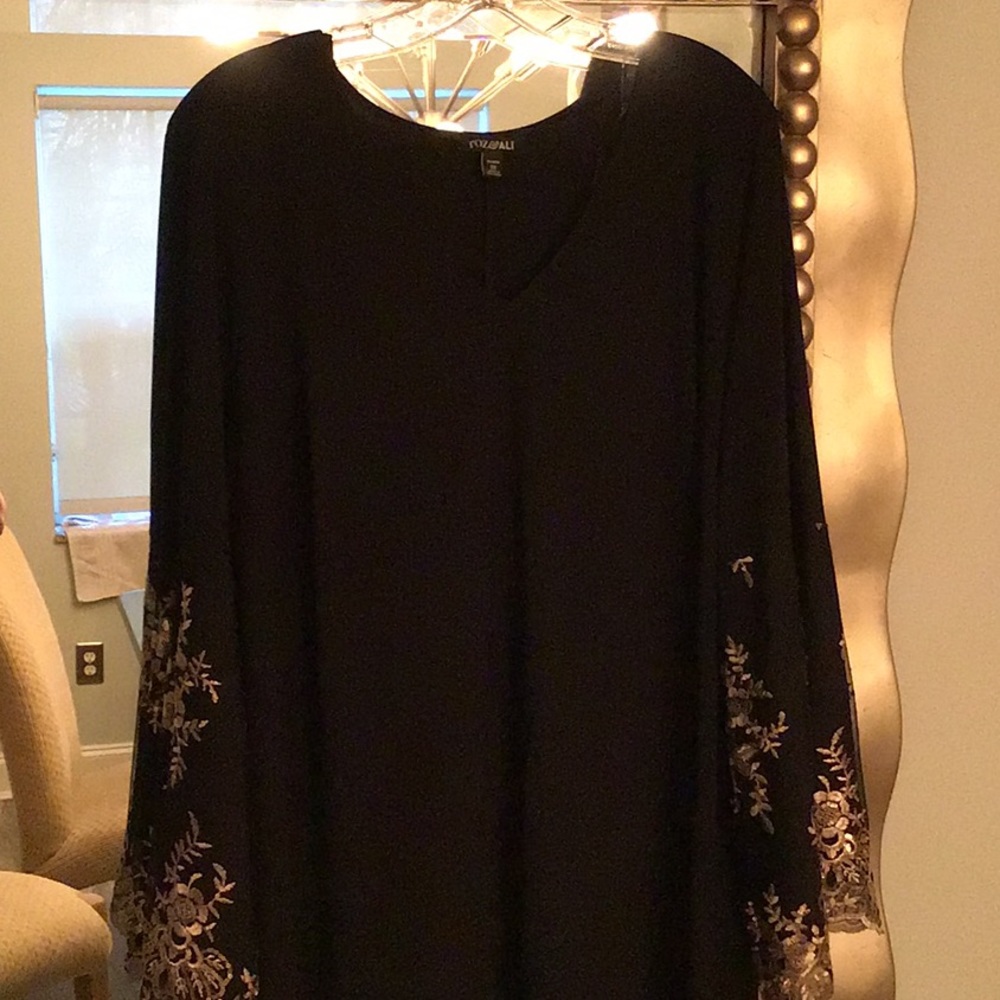 Gorgeous black dress! Pull over head and go!